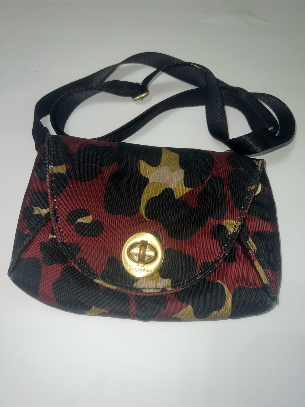 Baggallini Burgundy Black and cherry Camo Crossbody Bag minimalist design